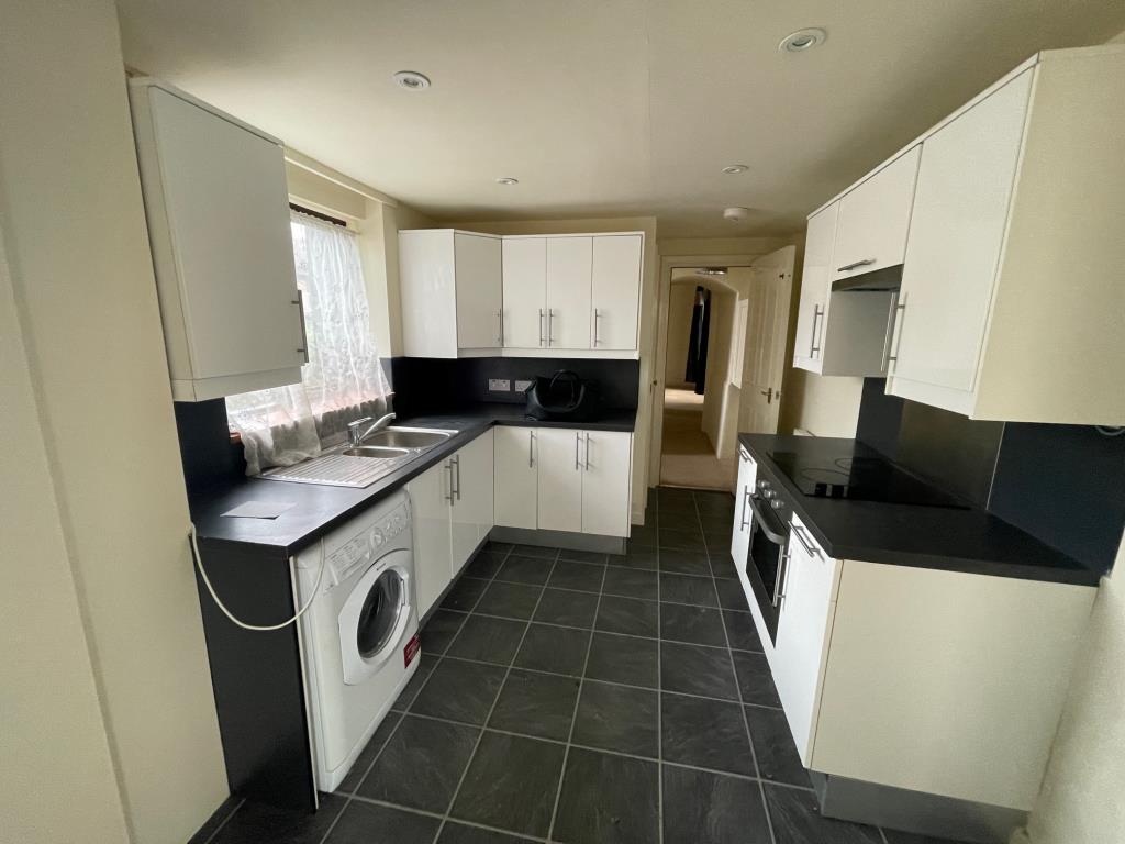 Lot: 52 - THREE-BEDROOM CITY CENTRE RIVERSIDE PROPERTY - kitchen 1